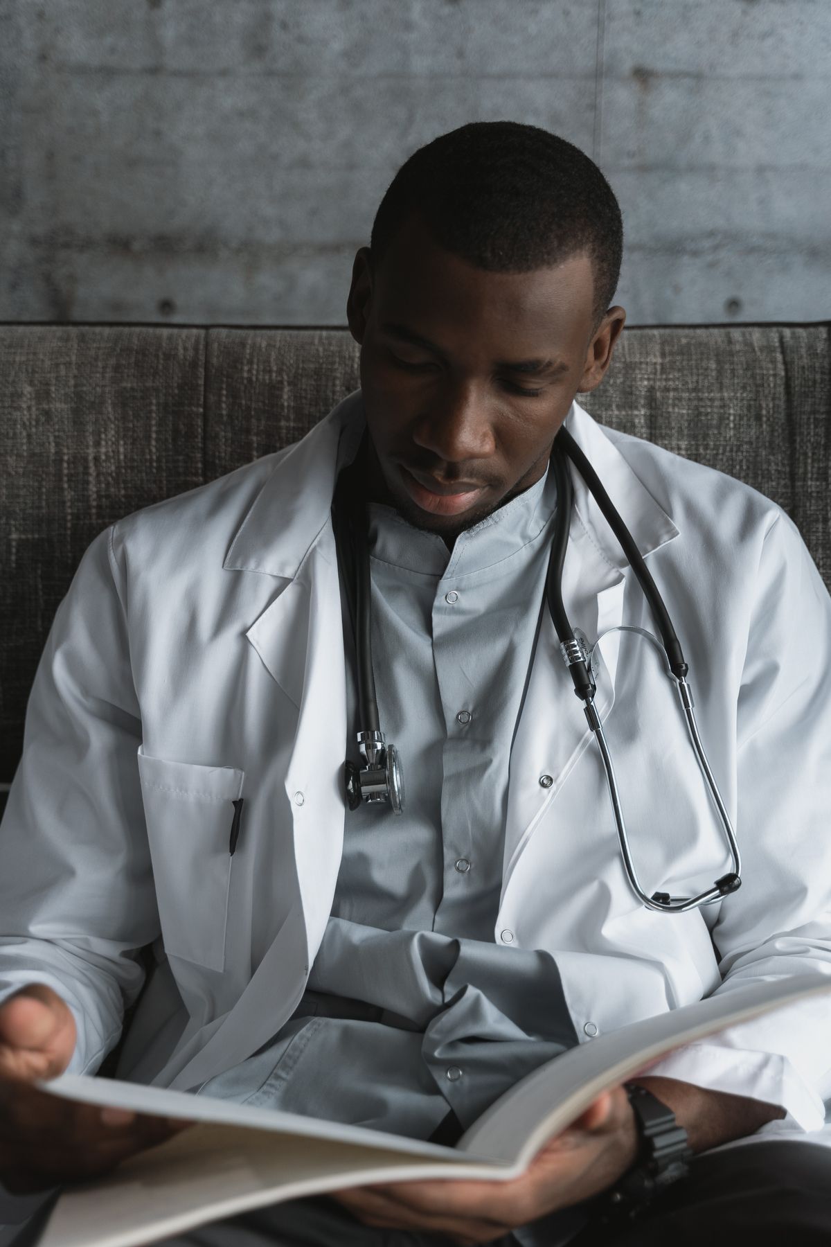 Médecin en blouse blanche avec stéthoscope
